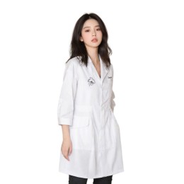 【Select White Embroidered Lab Gown】|Hong Kong International Ski Federation Olympics|Medical Staff|Left chest delicate embroidery pattern|Right chest single pocket|Lab Gown Company NU106 【Select White Embroidered Lab Gown】|Hong Kong International Ski Federation Olympics|Medical Staff|Left chest delicate embroidery pattern|Right chest single pocket|Lab Gown Company NU106
